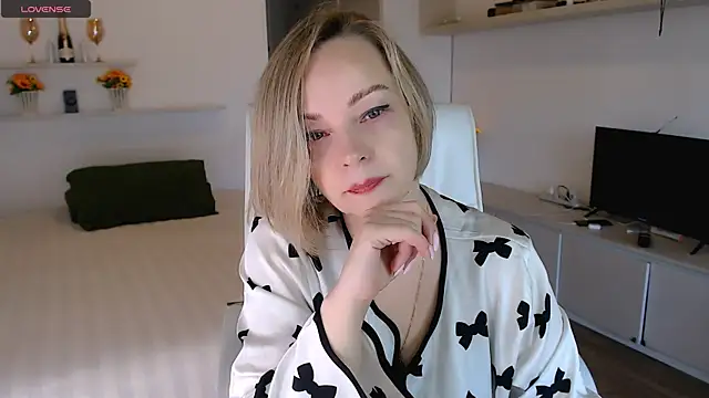 Tilly Eliot online show from 09-24-25, 02:01