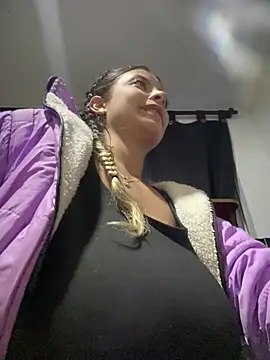 Snapshot of RsellAmb chatting on 03-18-25, 01:35 RsellAmb online show from 03-18-25, 01:35