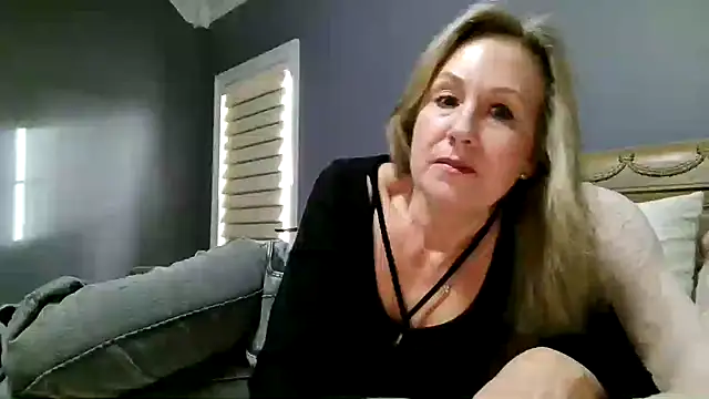 Snapshot of Lisaisluscious chatting on 12-16-25, 02:54 Lisaisluscious online show from 12-16-25, 02:54