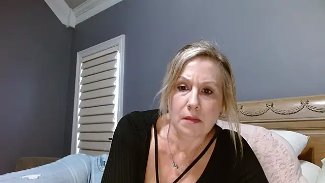 Snapshot of Lisaisluscious chatting on 10-08-25, 01:34 Lisaisluscious online show from 10-08-25, 01:34