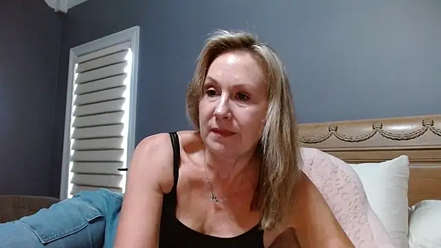 Snapshot of Lisaisluscious chatting on 09-22-25, 02:23 Lisaisluscious online show from 09-22-25, 02:23