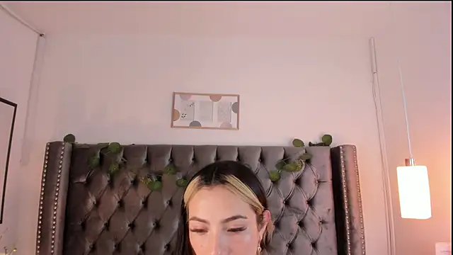 Snapshot of Kim_Blane chatting on 03-21-25, 04:06 Kim Blane online show from 03-21-25, 04:06