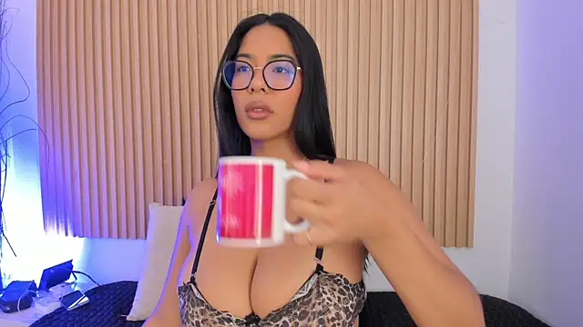 Snapshot of GenesisRuiz chatting on 06-25-26, 11:04 GenesisRuiz online show from 06-25-26, 11:04