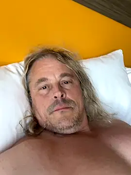 Snapshot of zeus337 chatting on 11-16-25, 03:17 zeus337 online show from 11-16-25, 03:17