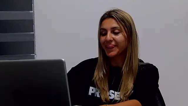 NicolePlay online show from 05-30-26, 08:25