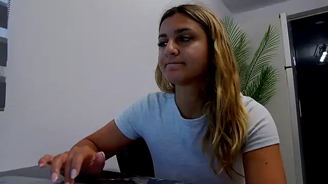 Snapshot of NicolePlay chatting on 07-06-26, 03:02 NicolePlay online show from 07-06-26, 03:02