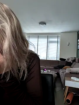 Snapshot of NaomiAndFriends chatting on 10-22-25, 09:20 NaomiAndFriends online show from 10-22-25, 09:20