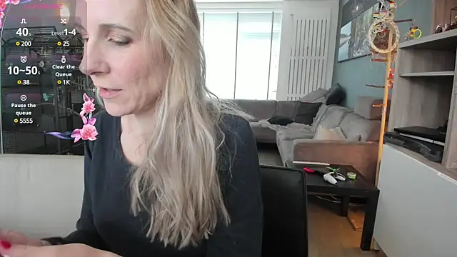 Snapshot of NaomiAndFriends chatting on 02-20-25, 10:48 NaomiAndFriends online show from 02-20-25, 10:48