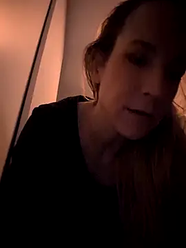 Snapshot of NaomiAndFriends chatting on 02-05-25, 02:16 NaomiAndFriends online show from 02-05-25, 02:16