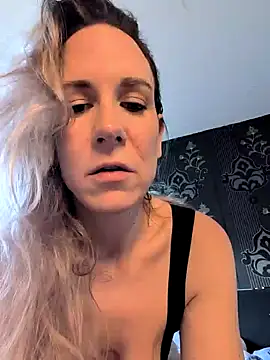 Snapshot of NaomiAndFriends chatting on 12-07-24, 11:23 NaomiAndFriends online show from 12-07-24, 11:23