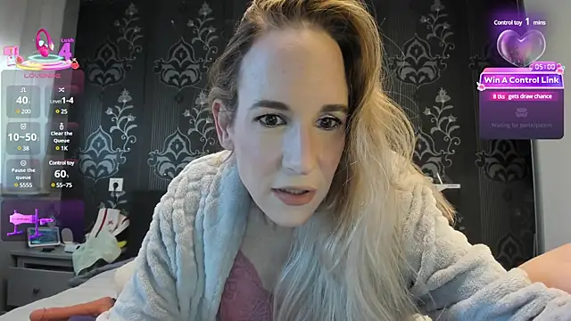 Snapshot of NaomiAndFriends chatting on 03-09-25, 09:35 NaomiAndFriends online show from 03-09-25, 09:35