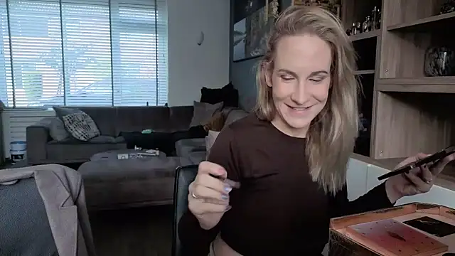 Snapshot of NaomiAndFriends chatting on 09-24-25, 08:43 NaomiAndFriends online show from 09-24-25, 08:43