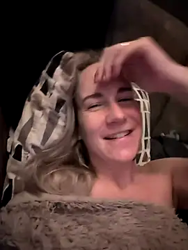 Snapshot of NaomiAndFriends chatting on 12-02-25, 05:31 NaomiAndFriends online show from 12-02-25, 05:31