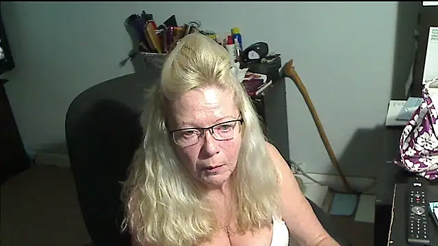 Snapshot of XTRAHORNYONE chatting on 11-16-25, 02:38 XTRAHORNYONE online show from 11-16-25, 02:38