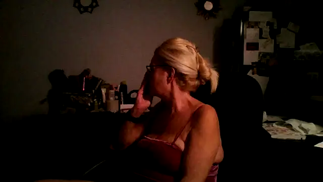 Snapshot of XTRAHORNYONE chatting on 10-16-25, 12:41 XTRAHORNYONE online show from 10-16-25, 12:41