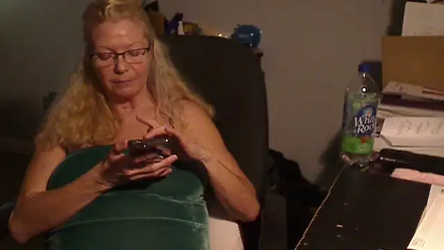 Snapshot of XTRAHORNYONE chatting on 02-13-25, 12:13 XTRAHORNYONE online show from 02-13-25, 12:13