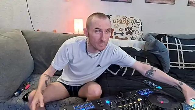 Snapshot of pyrowuff chatting on 02-12-26, 07:41 pyrowuff online show from 02-12-26, 07:41