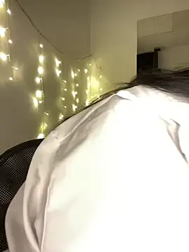 Snapshot of -Camila chatting on 05-16-26, 04:33 -Camila online show from 05-16-26, 04:33