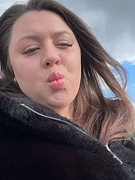 Sara Slow online show from 04-21-26, 01:07