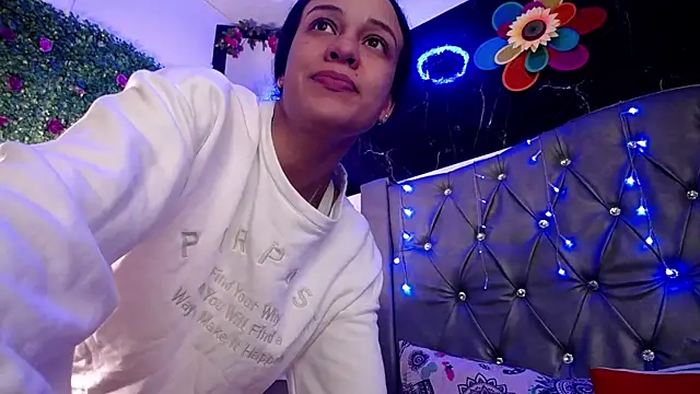 Snapshot of LAILAGUMMY chatting on 03-18-25, 10:04 LAILAGUMMY online show from 03-18-25, 10:04
