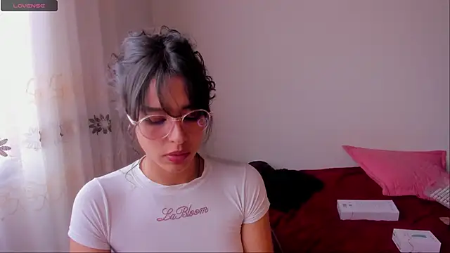 Snapshot of aluna_0310 chatting on 12-09-24, 06:46 aluna 0310 online show from 12-09-24, 06:46