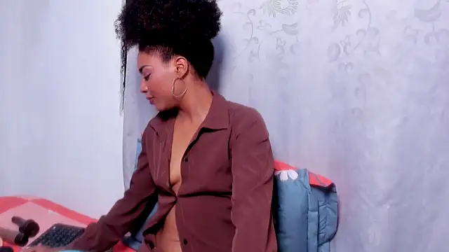 Snapshot of thaimy_ chatting on 11-15-25, 02:04 thaimy online show from 11-15-25, 02:04