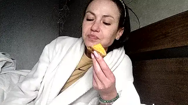 JulianaGold1 online show from 04-23-26, 05:25