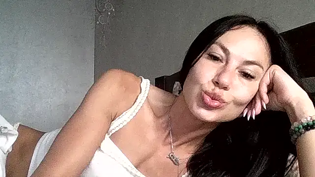 JulianaGold1 online show from 06-03-26, 06:36