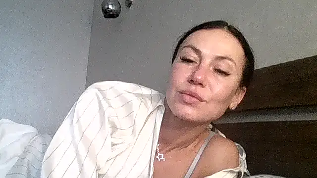 JulianaGold1 online show from 11-14-25, 01:15