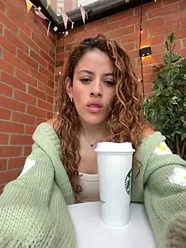 Snapshot of alana15 chatting on 06-10-26, 08:54 alana15 online show from 06-10-26, 08:54
