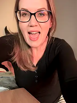 Snapshot of MaiseKnox chatting on 10-20-25, 11:05 MaiseKnox online show from 10-20-25, 11:05