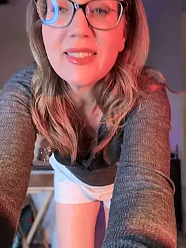 Snapshot of MaiseKnox chatting on 10-19-25, 12:57 MaiseKnox online show from 10-19-25, 12:57
