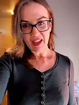 MaiseKnox online show from 12-16-25, 10:03