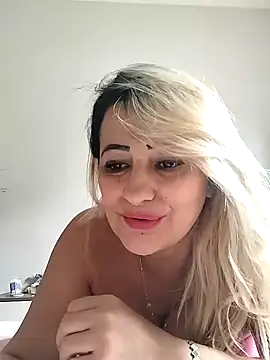 Snapshot of vivifernades chatting on 01-28-25, 03:57 vivifernades online show from 01-28-25, 03:57
