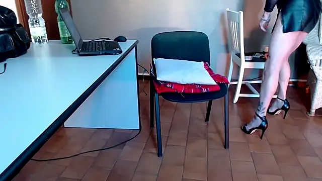 Snapshot of Miss-Mikaele chatting on 11-28-25, 02:28 Miss-Mikaele online show from 11-28-25, 02:28