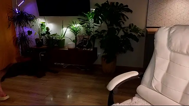 Snapshot of AliceKingsleigh chatting on 12-12-24, 11:17 AliceKingsleigh online show from 12-12-24, 11:17