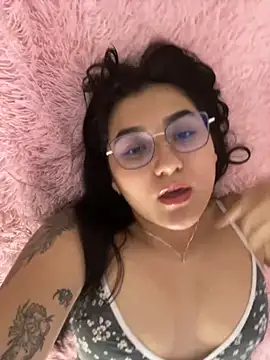 Snapshot of yessi_rose chatting on 10-11-25, 02:56 yessi rose online show from 10-11-25, 02:56