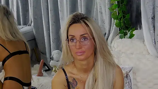 IsabelleEthan online show from 12-14-25, 02:18