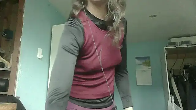 Snapshot of SexyRach75 chatting on 09-15-25, 03:01 SexyRach75 online show from 09-15-25, 03:01