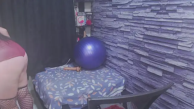 Snapshot of Cruela_deviil chatting on 10-12-25, 06:31 Cruela deviil online show from 10-12-25, 06:31