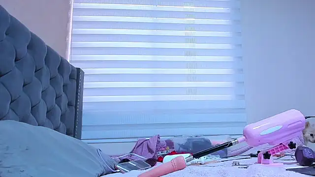 Imannejulienne online show from 03-06-26, 10:27