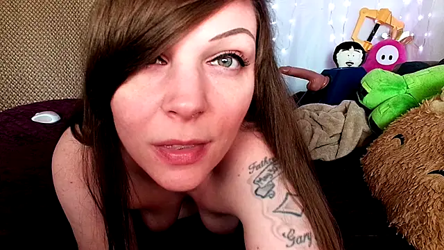 GamerGirlRoxyAndLee online show from 02-15-25, 10:10