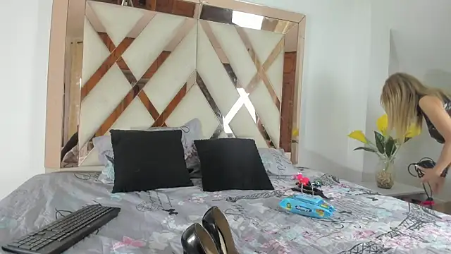 Snapshot of elena_mature chatting on 02-08-26, 09:18 elena mature online show from 02-08-26, 09:18