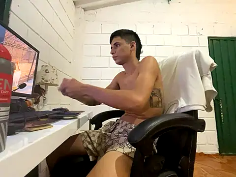 Snapshot of Max_TheHorseDick chatting on 10-10-25, 02:34 Max TheHorseDick online show from 10-10-25, 02:34