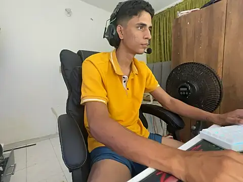 Snapshot of Max_TheHorseDick chatting on 01-15-25, 03:11 Max TheHorseDick online show from 01-15-25, 03:11