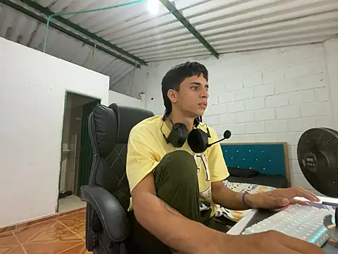 Snapshot of Max_TheHorseDick chatting on 03-20-25, 10:18 Max TheHorseDick online show from 03-20-25, 10:18