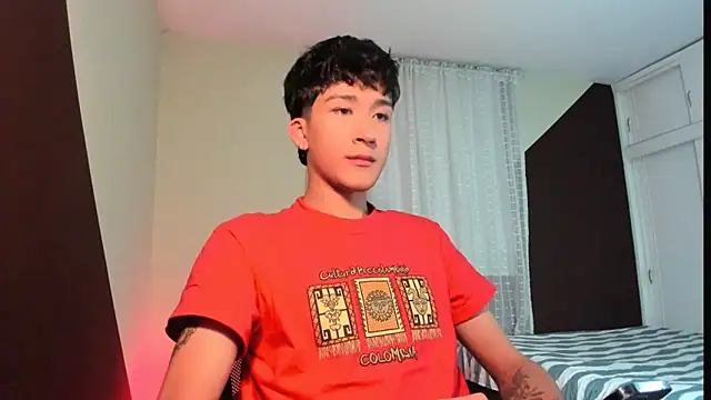 Snapshot of tom_Howard chatting on 06-19-26, 01:11 tom Howard online show from 06-19-26, 01:11