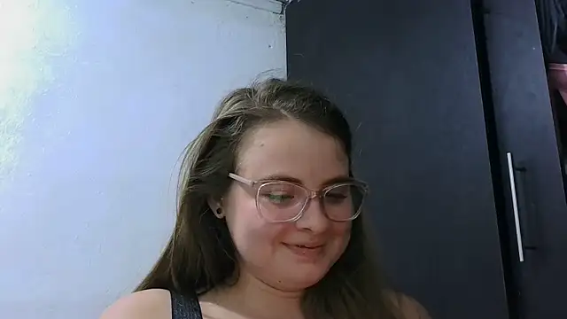 Snapshot of HellenMiyer1111 chatting on 06-14-26, 06:09 HellenMiyer1111 online show from 06-14-26, 06:09