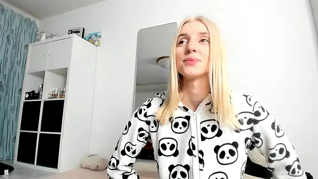 Snapshot of KenzieDawton chatting on 10-22-25, 03:17 KenzieDawton online show from 10-22-25, 03:17