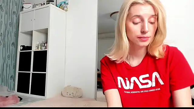 Snapshot of KenzieDawton chatting on 03-06-25, 06:30 KenzieDawton online show from 03-06-25, 06:30